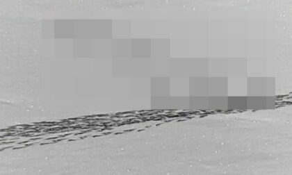 Per realizzare un maxi disegno osceno sul lago ghiacciato rischia la vita