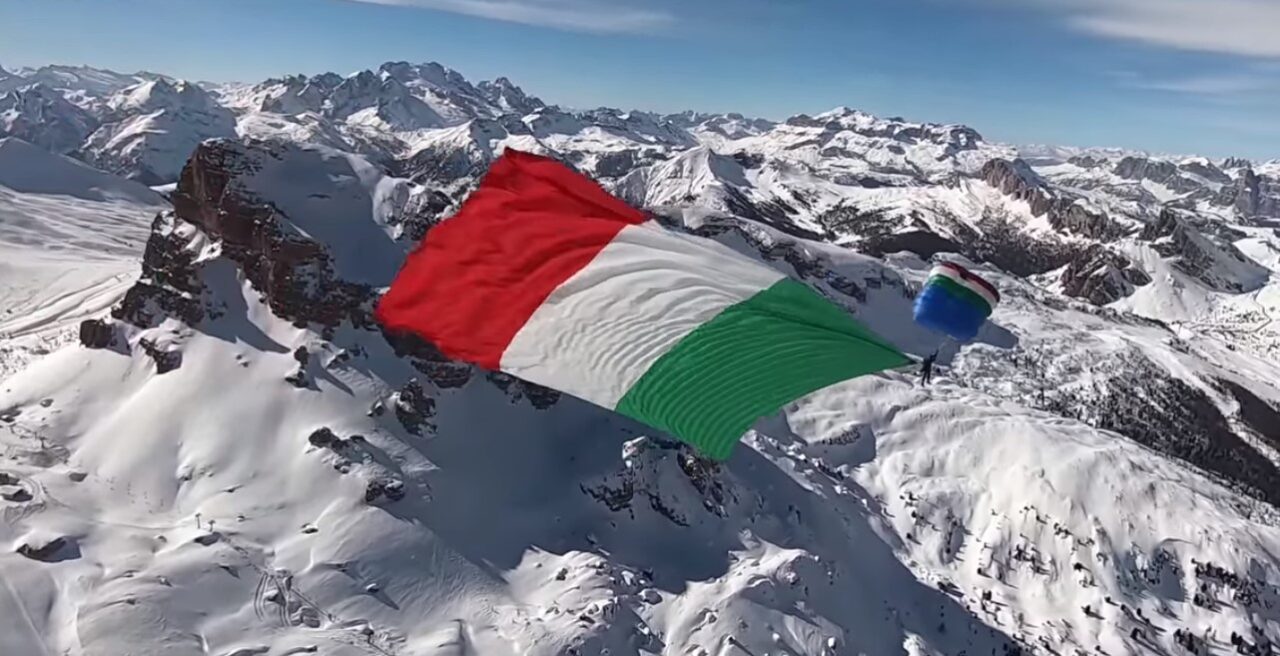 Un tricolore gigante nei cieli di Cortina, l’omaggio dell’Esercito