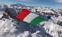 Un tricolore gigante nei cieli di Cortina, l'omaggio dell'Esercito