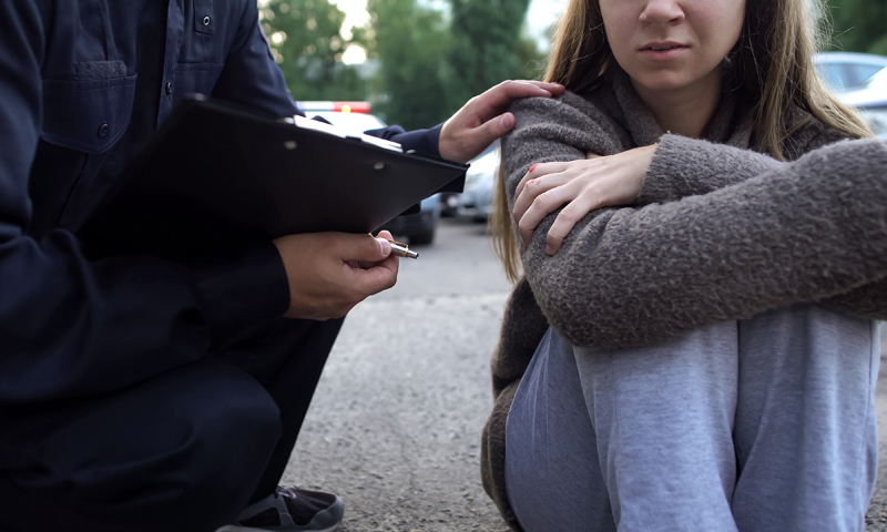 Poliziotta la salva dal marito violento, lei la sceglie come testimone di nozze