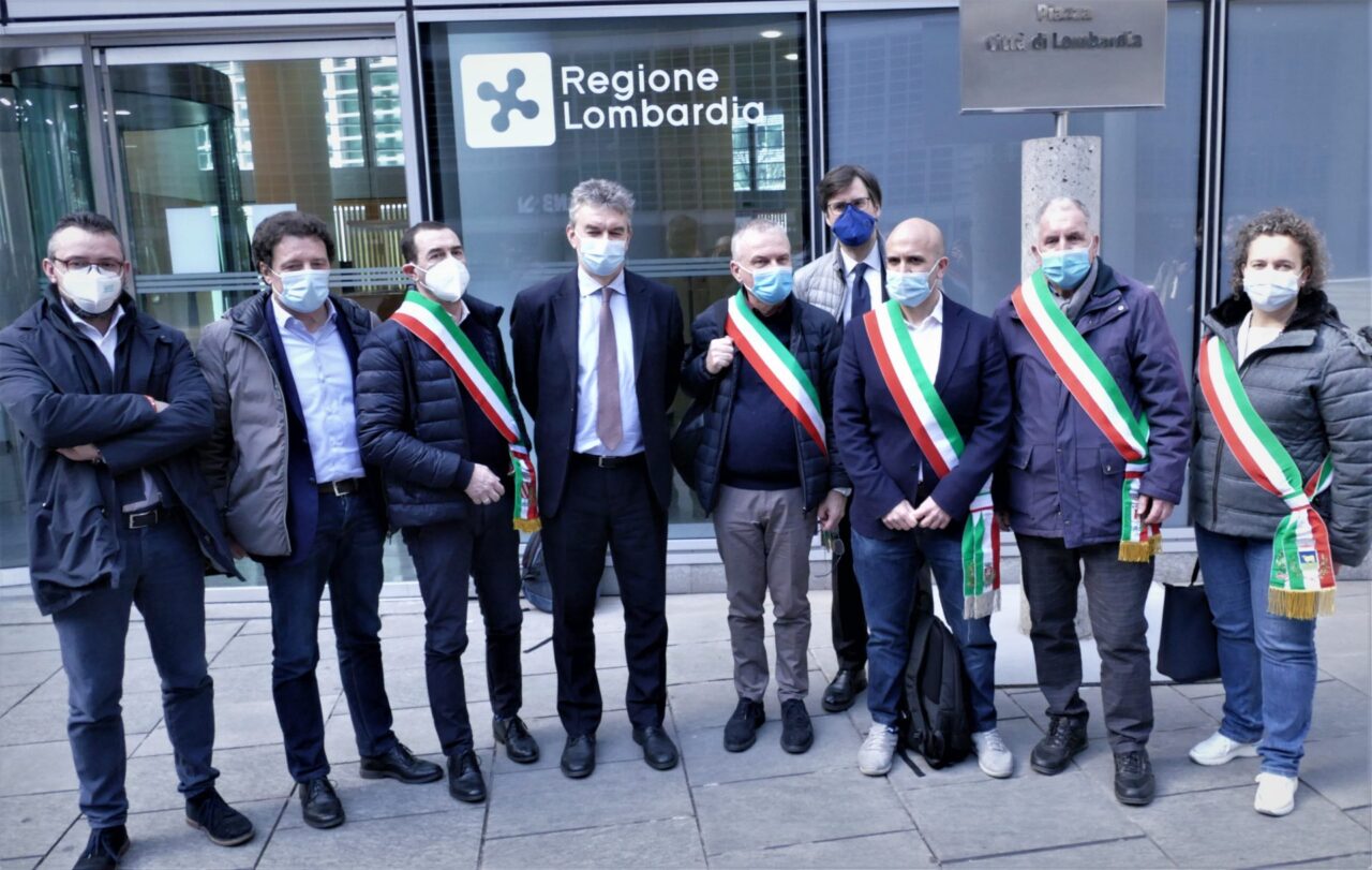 Mancato avviso sulle zone arancioni: la protesta dei sindaci a Palazzo Lombardia