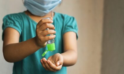 Covid e bambini: come distinguere i sintomi dall'influenza e quali rischi
