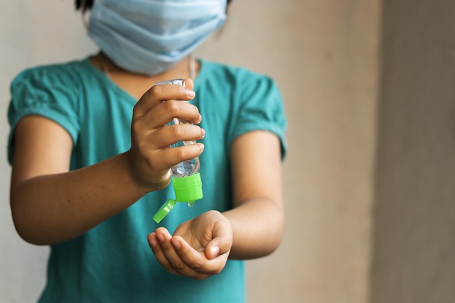 Covid e bambini: come distinguere i sintomi dall’influenza e quali rischi
