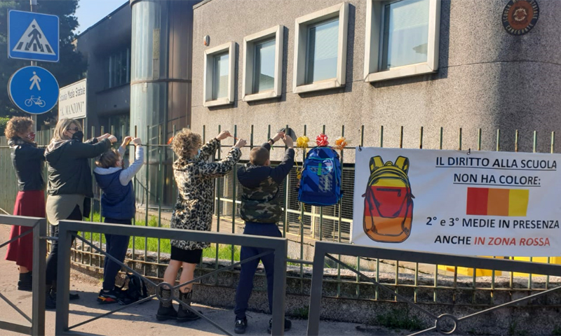 A scuola con tutti i colori: nastri sui cancelli per dire no alla DAD