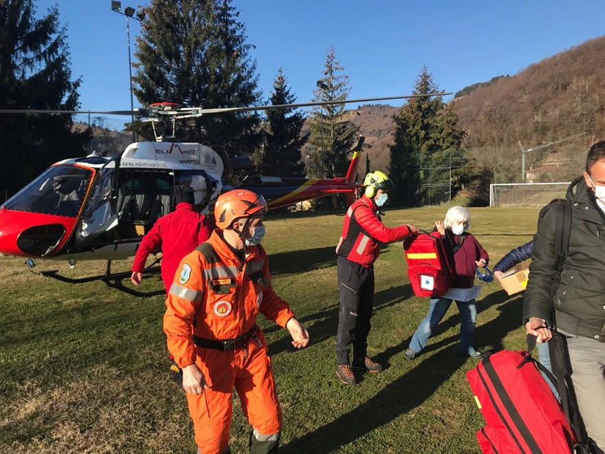 Paesino isolato: il vaccino per gli anziani arriva in elicottero
