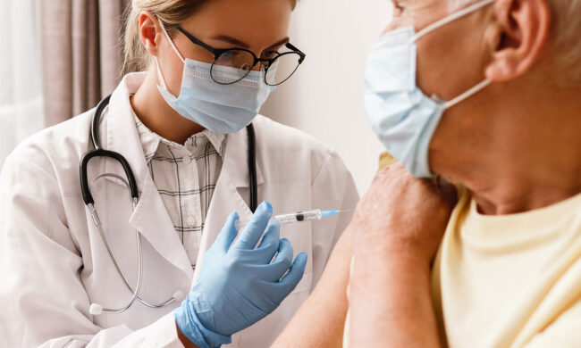 Vaccini over 80, il Veneto chiude la campagna per i “nonni”