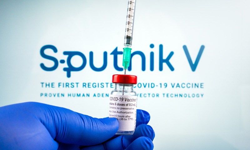 Il Brasile blocca Sputnik: l’adenovirus del vaccino russo si replica (e non dovrebbe farlo), il monito di Burioni