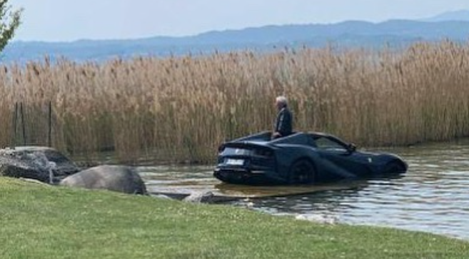 Quanto conta un freno a mano… Ferrari finisce nelle acque del Garda