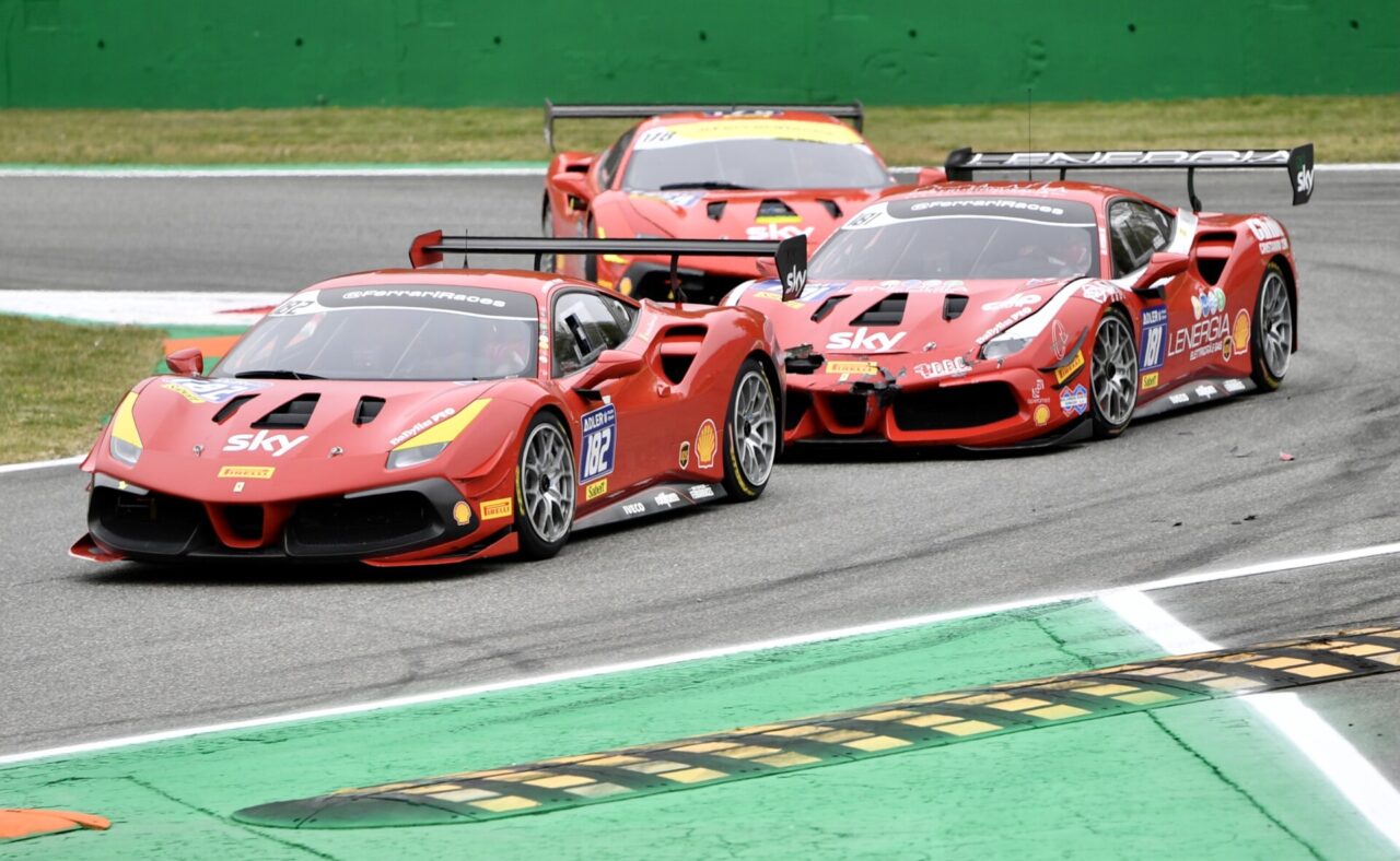 Show Ferrari Challenge a Monza: tutte le foto (e i crash) per gli appassionati