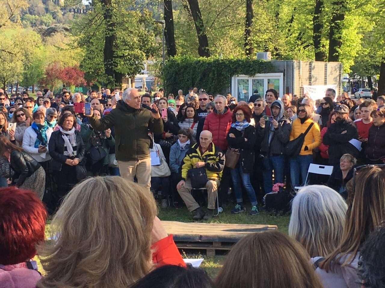 Negazionisti e “no vax” in piazza a Vicenza e Conegliano, il PD: “Inaccettabile, caso in Parlamento”