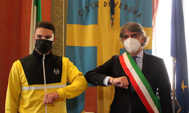 Raccolti 80mila euro in due giorni per il giovane rider di Verona sfregiato per difendere una ragazza