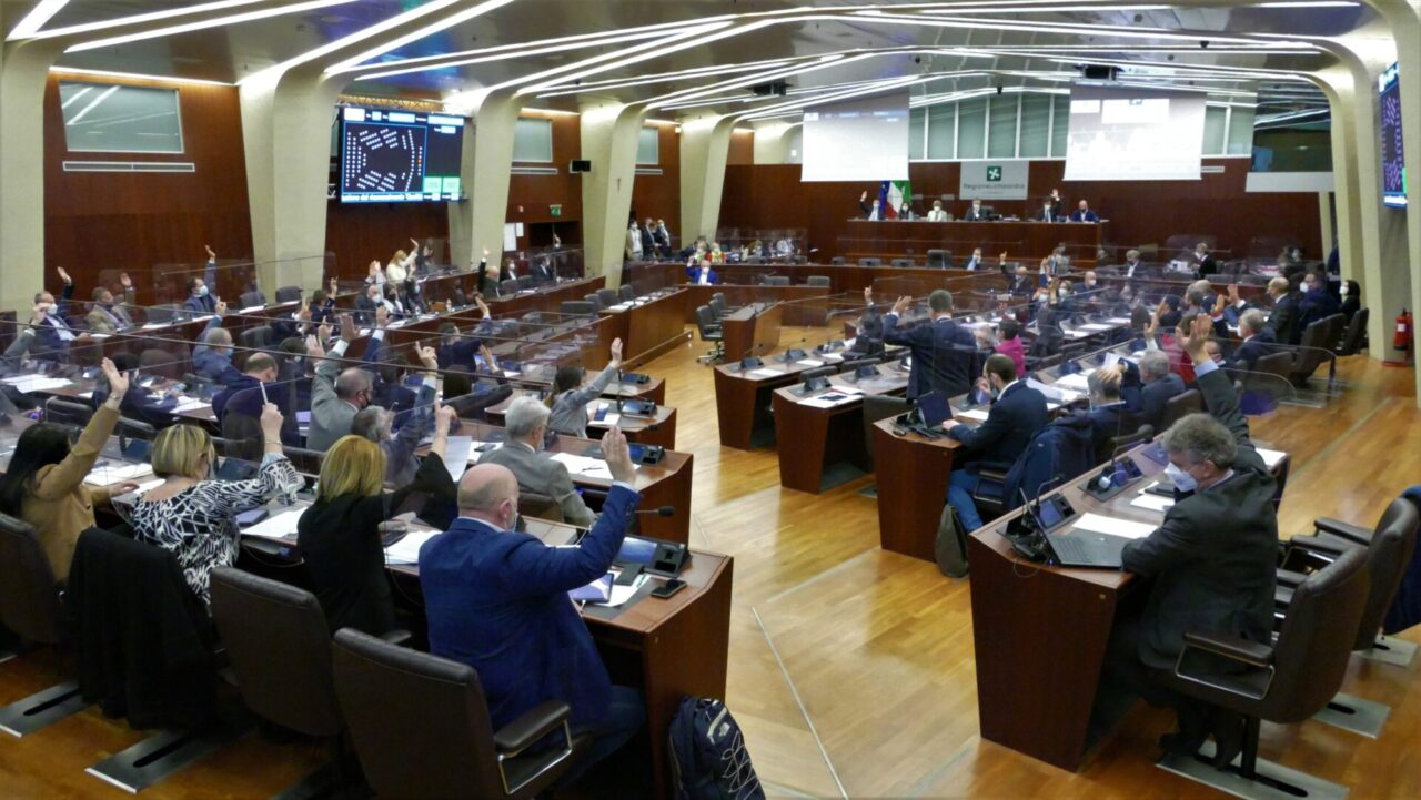 Guasto tecnico: in Regione i consiglieri tornano a votare per alzata di mano come una volta