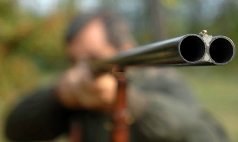 Ragazzi affittano cascina per Pasqua: il vicino interrompe la festa a fucilate