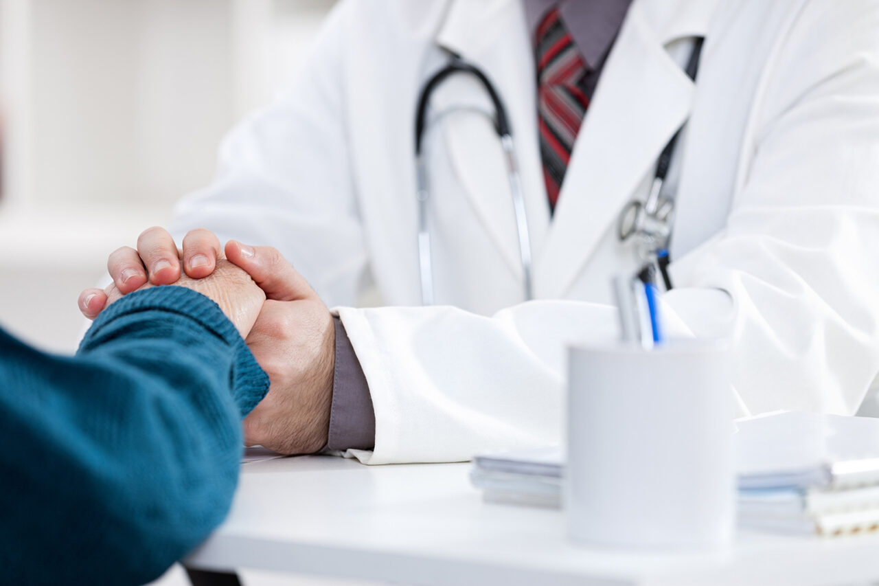 Vaccini ai fragili in Lombardia: prenotazioni partite, ma mancano i form per i medici di base, molti cronici e caregiver slittano