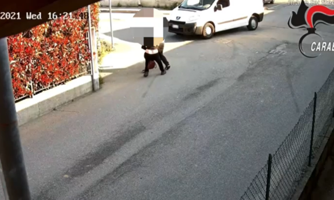 Ragazza sequestrata in pieno giorno dal fidanzato proprio sotto le telecamere