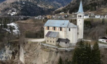 Chiesa in bilico sospesa sulla frana: il vescovo spegne anche le campane