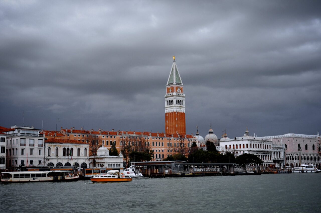 Allerta gialla in Veneto, precipitazioni consistenti e possibili disagi al sistema fognario