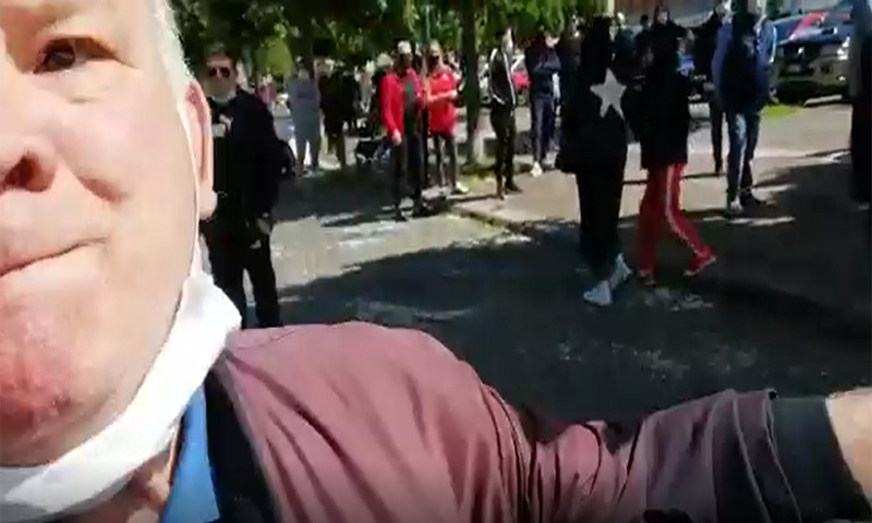 Il video del nostro giornalista preso a calci e pugni fuori dal bar sequestrato a causa degli aperitivi disobbedienti
