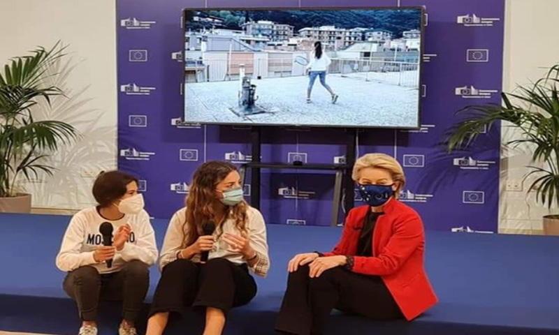 Ricevute da Ursula Von der Leyen le due ragazze liguri che giocavano a tennis da una terrazza all’altra