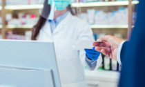 Addio prezzi calmierati: cosa succede al costo delle mascherine e dei tamponi in farmacia
