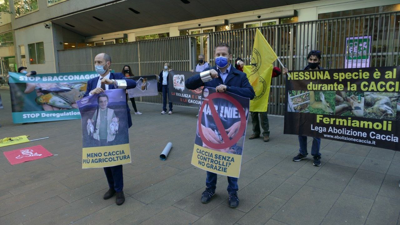Contro la caccia: protesta 5 Stelle fuori dal Pirellone