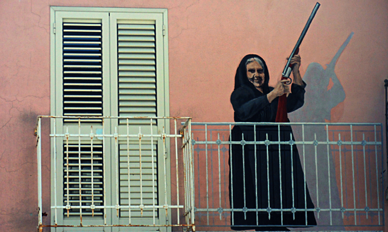 Getta candeggina alla vicina che fa troppo chiasso sul balcone, l’altra va a prendere la pistola e le spara contro