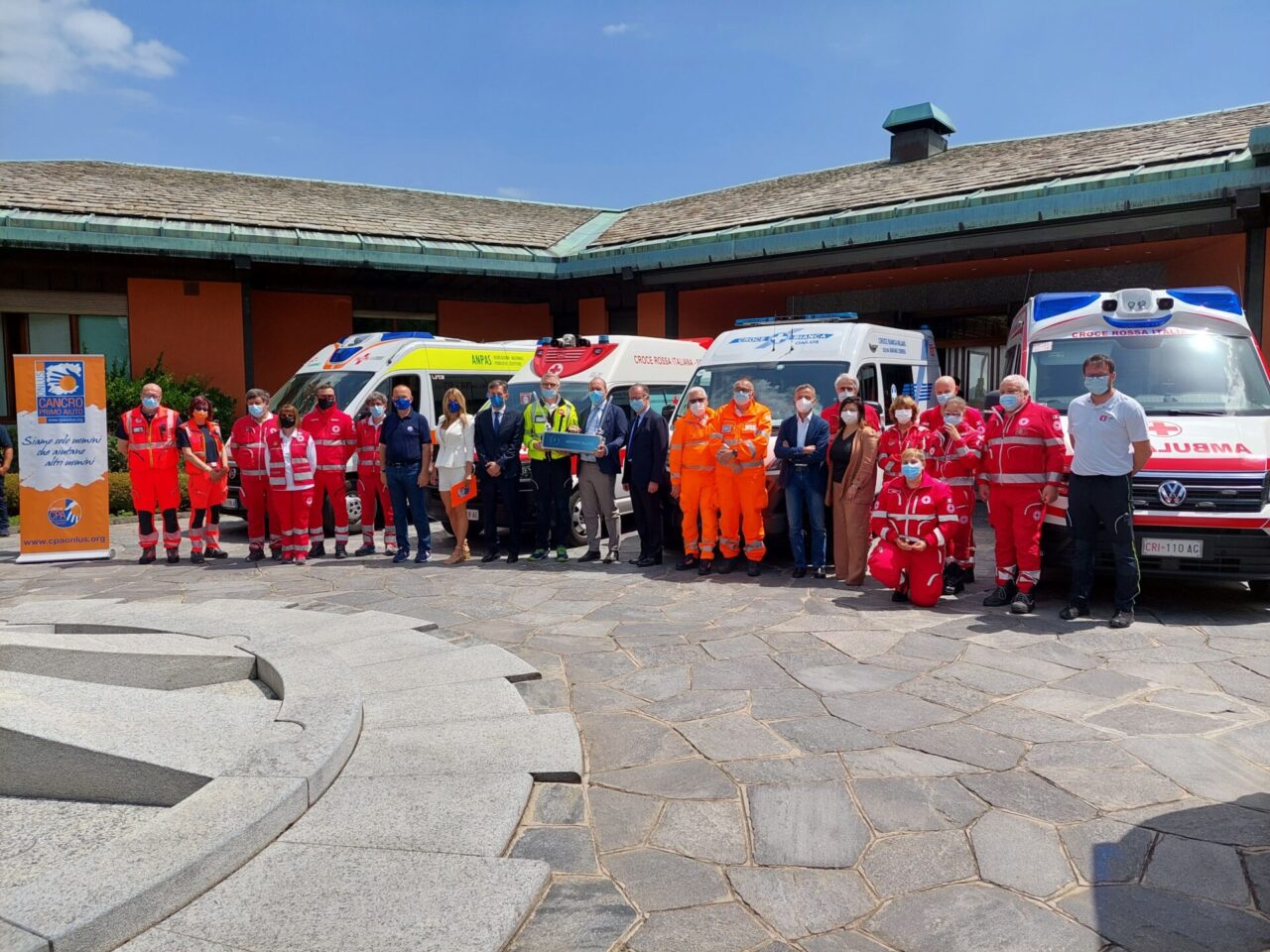 Dispositivi di sanificazione per le ambulanze lombarde donati da Cancro Primo Aiuto