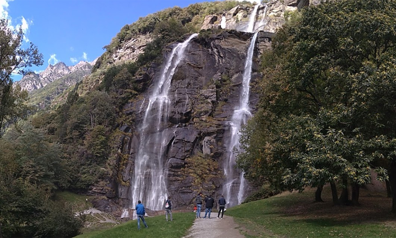Una 42enne precipita dalla cascata per un selfie, davanti al compagno