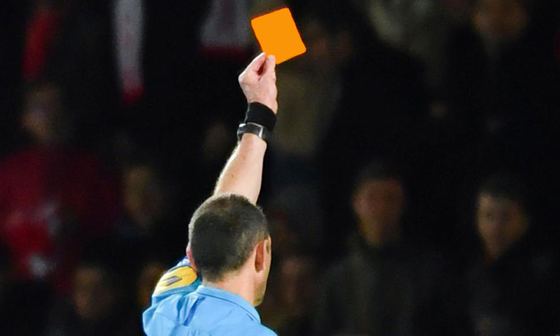 Quattro nuove regole per cambiare il calcio: dal cartellino arancione “a tempo” alle sostituzioni illimitate