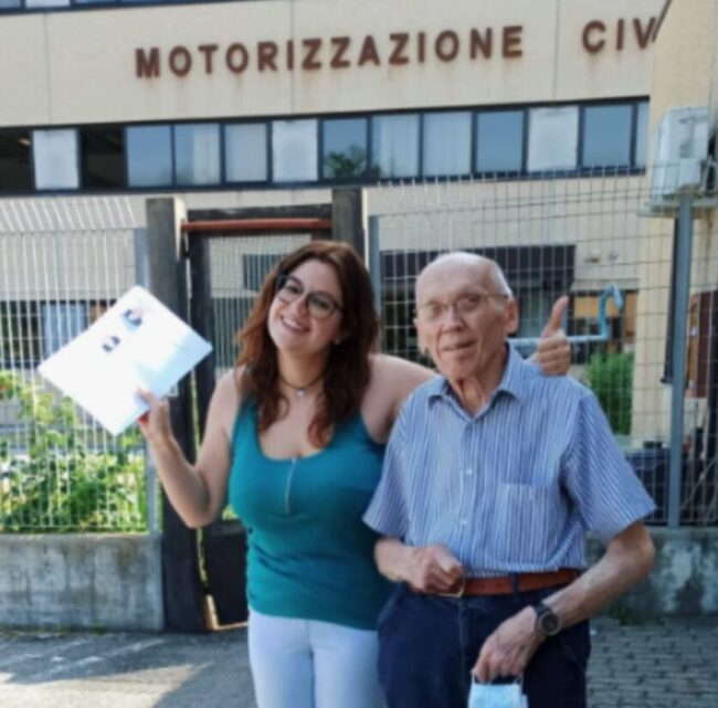 Luigi, pronto per la patente a 91 anni. Ma gli haters non perdonano