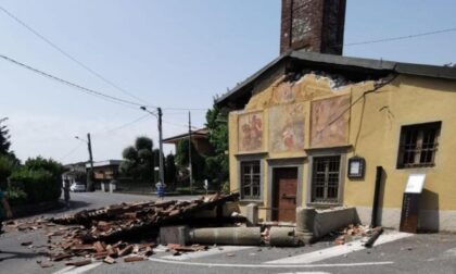Disastro: camion in manovra rade al suolo il portico della chiesetta