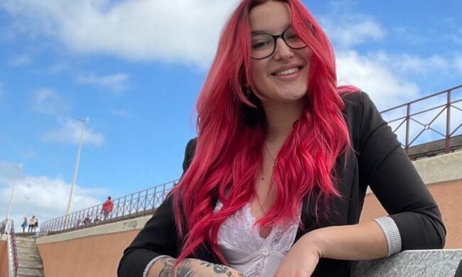 Giovane commessa del supermarket: “Licenziata per i miei capelli ciliegia”