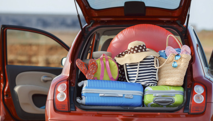 Preparare il bagagliaio per un viaggio in auto
