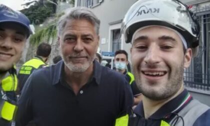 George Clooney dai volontari della protezione civile per ringraziarli personalmente