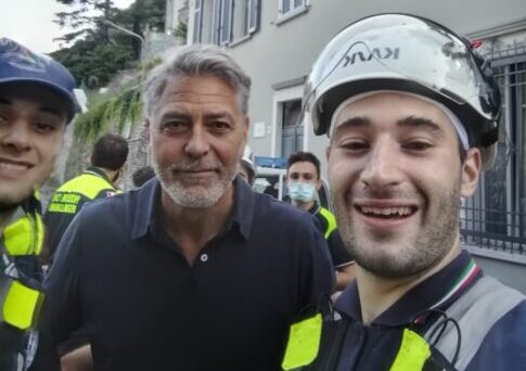 George Clooney dai volontari della protezione civile per ringraziarli personalmente