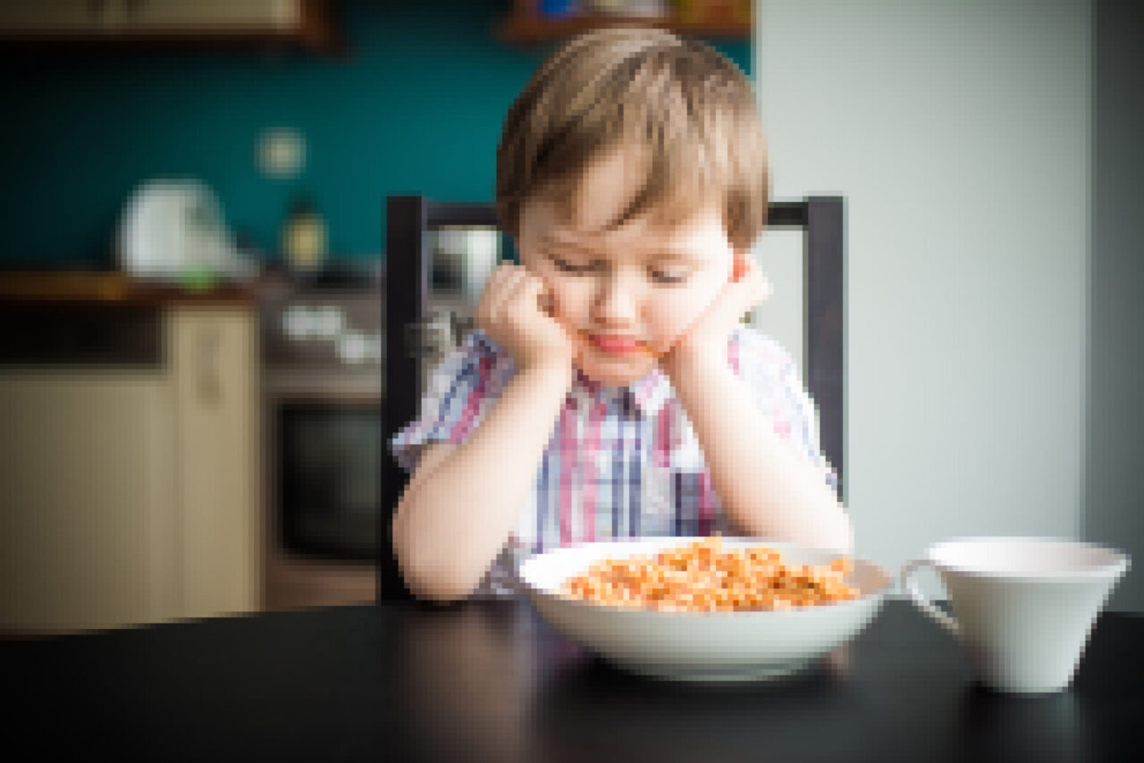 Costringe due bambine a mangiare con le mani: educatore del campo estivo licenziato in tronco