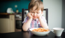 Costringe due bambine a mangiare con le mani: educatore del campo estivo licenziato in tronco