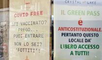 Ristoranti pro vax e altri no vax: i cartelli che fanno scoppiare le polemiche