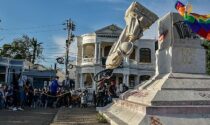 Statua di Colombo abbattuta in Colombia