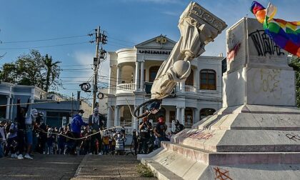 Statua di Colombo abbattuta in Colombia