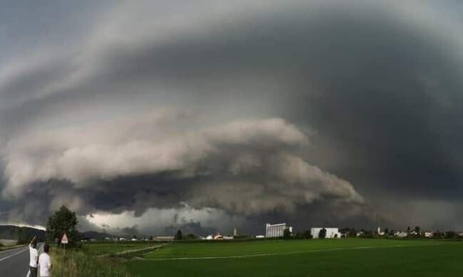 Torna il downburst: una supercella devasta Vercelli e Novara