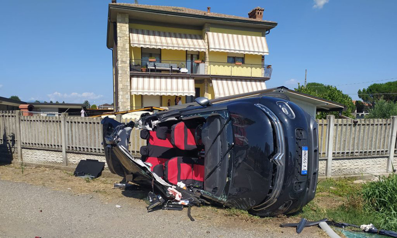 Appena uscita dal meccanico, ma i freni non funzionano: centra in pieno e fa ribaltare un’altra automobilista