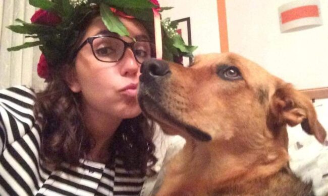 Spacciatore si disfa dell’hashish in un giardino: il cane lo mangia e muore