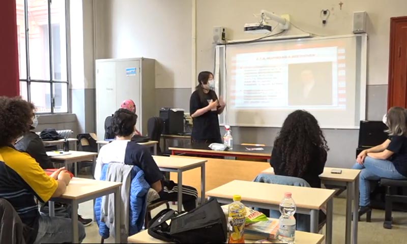 Scuola: caos ripartenza tra docenti sospesi, quarantene e Dad. I medici: “Imprudente riaprire ora”