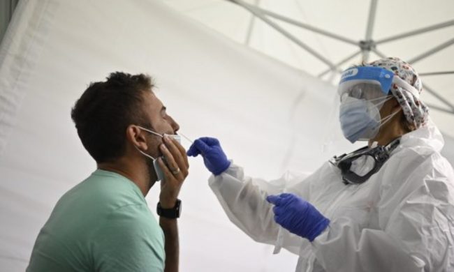 Ipotesi tampone anche per i vaccinati per i grandi eventi