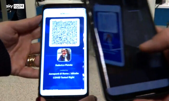 Per frenare i contagi: più luoghi accessibili solo con Green pass (rilasciato dopo la seconda dose)