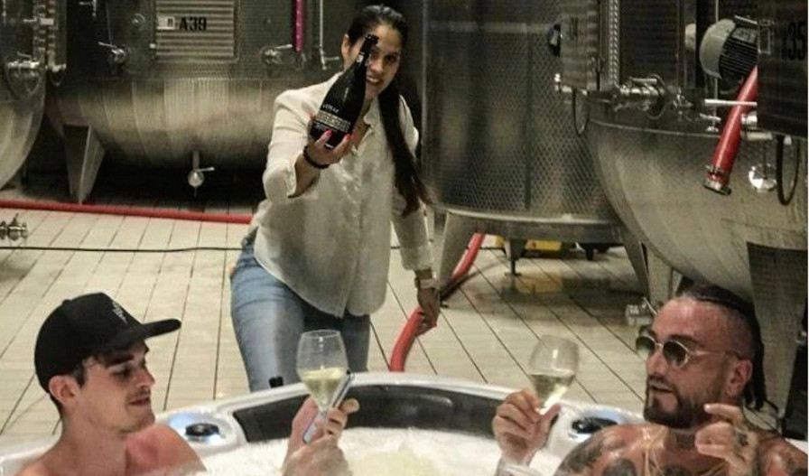 Guè Pequeno fa il bagno nel Prosecco, impazza la polemica: “Spreco alimentare”