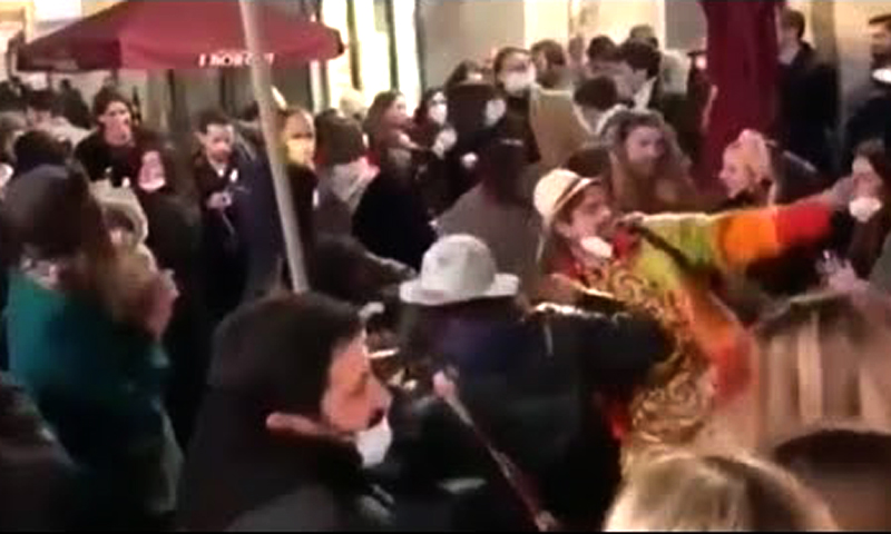 Balli in piazza, bar e locali, feste illegali: “Si balla ovunque tranne che nelle discoteche chiuse da 17 mesi”