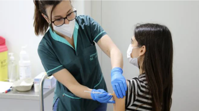 L’Aifa approva l’uso del vaccino Moderna per gli adolescenti