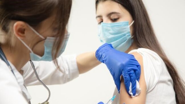 Allerta Aifa sul Parvulan, l’antivirale usato al posto del vaccino anti-Covid